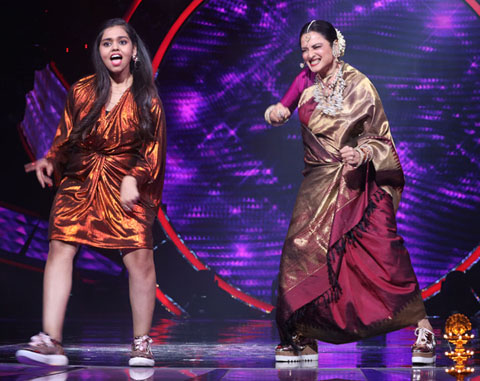 Indian Idol : रेखा ने इंडियन आइडल सीजन 12 के सेट पर स्नीकर्स में डांस किया