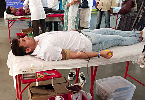 Sonu Nigam donated blood – See Photos