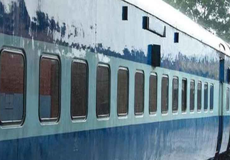 पश्चिम रेलवे द्वारा ओखा से दिल्ली सराय रोहिल्ला एवं वडोदरा से झांसी के बीच साप्ताहिक सुपरफास्ट स्पेलशल ट्रेनों के 24 फेरे चलाने का निर्णय