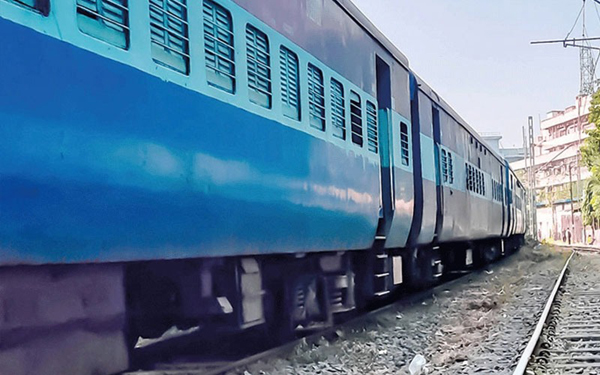 पश्चिम रेलवे द्वारा 15 मेल/एक्‍सप्रेस विशेष ट्रेनों के सुपरफास्ट ट्रेनों में परिवर्तन का निर्णय