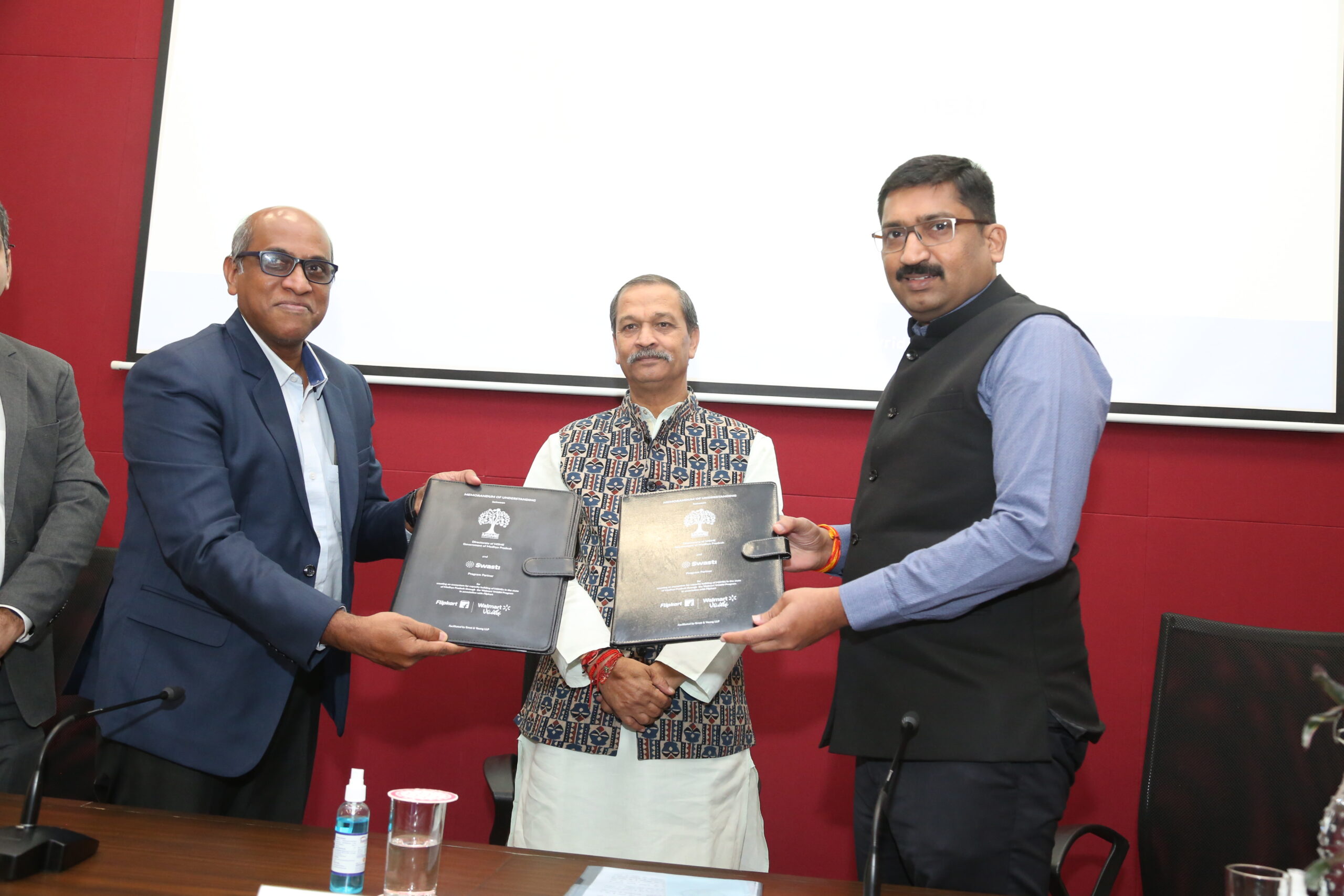 वॉलमार्ट और फ्लिपकार्ट ने स्थानीय एमएसएमई को प्रशिक्षण और सहयोग देने के लिए मध्य प्रदेश सरकार के साथ समझौता ज्ञापन पर किए हस्ताक्षर