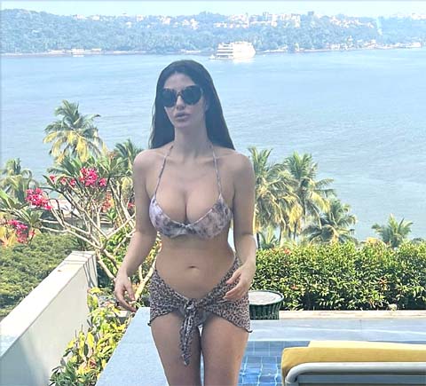 Giorgia Andriani Sets Mercury Rising During Winter In Sexy Bold Bikini & Netizens can’t keep calm.