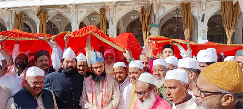 Madhya Pradesh : Indore – हज़रत वासिफ़ करीम चिश्ती साहब ने ख़्वाजा साहब की दरगाह शरीफ पर चादर शरीफ पेश की