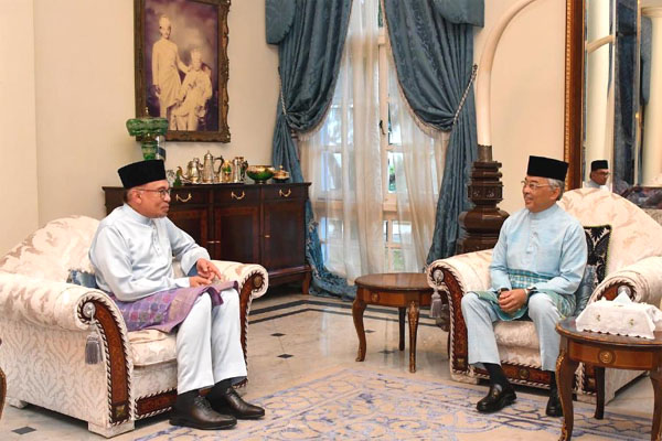 AGONG GRANTS AUDIENCE, BREAKS FAST WITH PM ANWAR