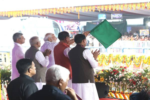 प्रधानमंत्री नरेंद्र मोदी ने रानी कमलापति स्टेशन से 5 वंदे भारत ट्रेन को हरी झंडी दिखाकर किया रवाना
