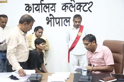 Collector Bhopal : कलेक्टर भोपाल आशीष सिंह ( Ashish Singh ) ने 1 लाख 19 हज़ार से अधिक की सहायता प्रदान की
