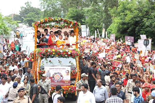 CM शिवराज सिंह चौहान के रोड़ शो में इंदौर (Indore) में बहनाओँ का उत्साह और उमंग