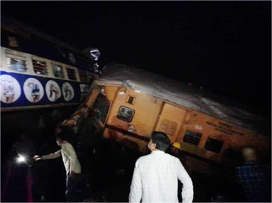 Train Accident: आंध्र प्रदेश में डिरेल हुई पैसेंजर ट्रेन, 8 की मौत, कई लोगों के घायल होने की आशंका