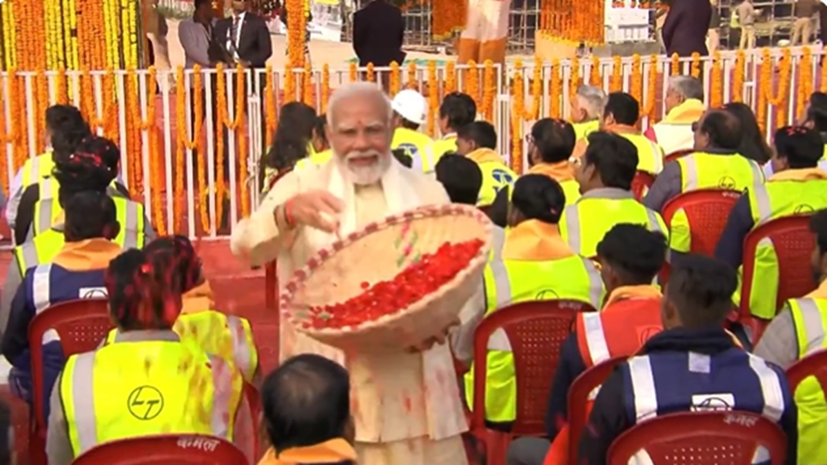 Watch Video: प्राण प्रतिष्ठा के बाद PM मोदी ने राम मंदिर के निर्माण में लगे श्रमवीरों को किया पुष्पवर्षा