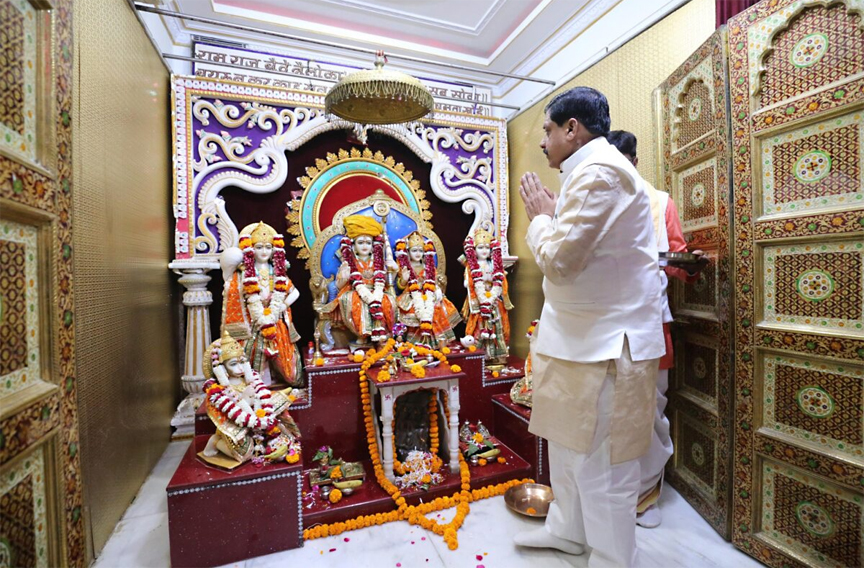 Madhya Pradesh : CM मोहन यादव ने अयोध्या के लिए 5 लाख लड्डू के रथ रवाना किये