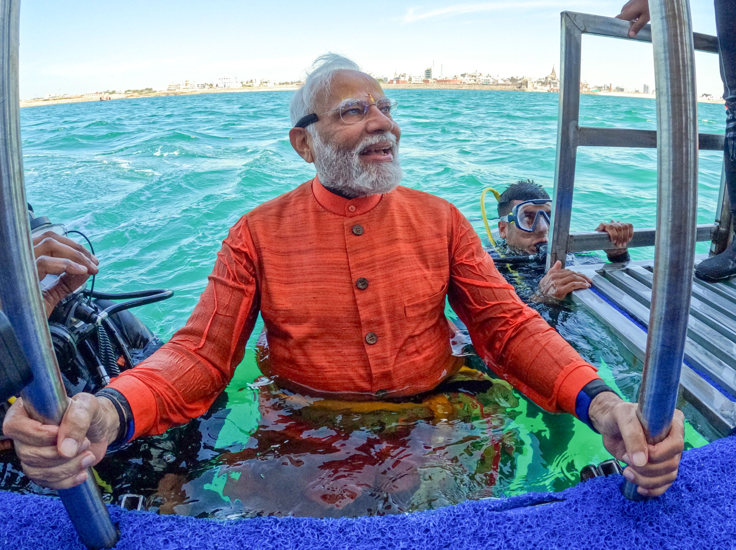 Dwarka:  PM मोदी ने समुद्र में लगाई डुबकी, भगवान कृष्ण को अर्पित किए मोर पंख