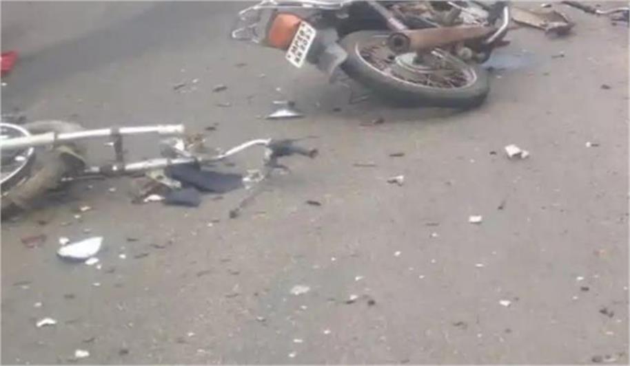 मध्य प्रदेश में हुआ भीषण सड़क हादसा, तीन लोगों की मौत, बाइक को टक्कर मार कर पलट गया ट्रक..