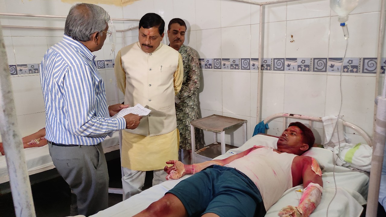 Ujjain :  महाकाल मंदिर में भस्म आरती के दौरान घायल लोगों से मिले मुख्यमंत्री मोहन यादव, मजिस्ट्रेट जांच के दिए आदेश…