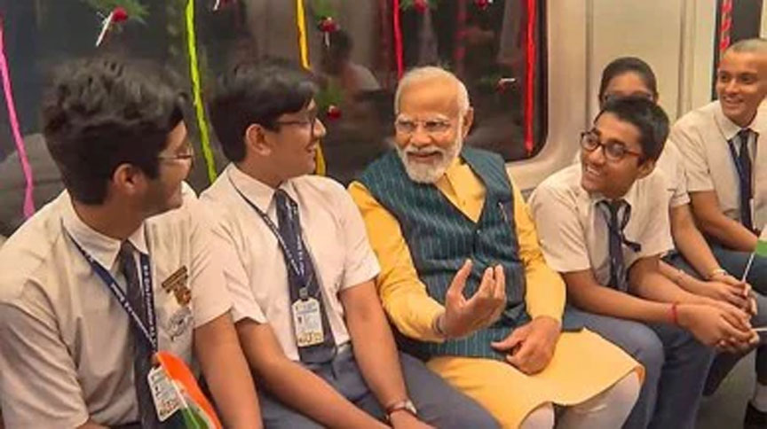Kolkata : PM Modi takes metro ride with school students