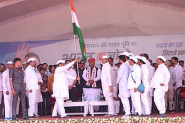 MP: राहुल गांधी की न्याय यात्रा का ध्वज मप्र ने राजस्थान को सौंपा