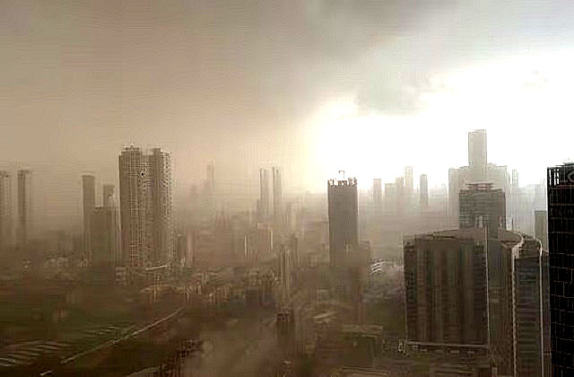 मुंबई में तेज आंधी-बारिश, घाटकोपर में गिरा होर्डिंगस, 8 की मौत, सामने आए Vidoes