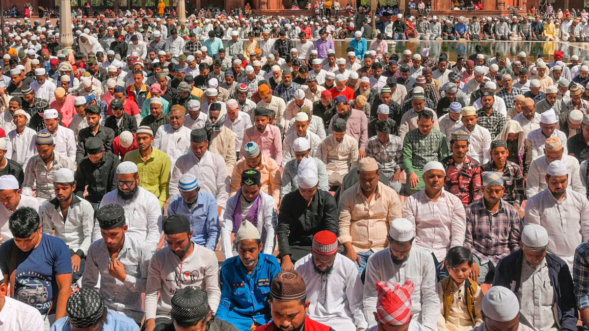 भारत में मुस्लिम आबादी बढ़ने और हिंदुओं की संख्या घटने पर सियासत गर्माई – रिपोर्ट