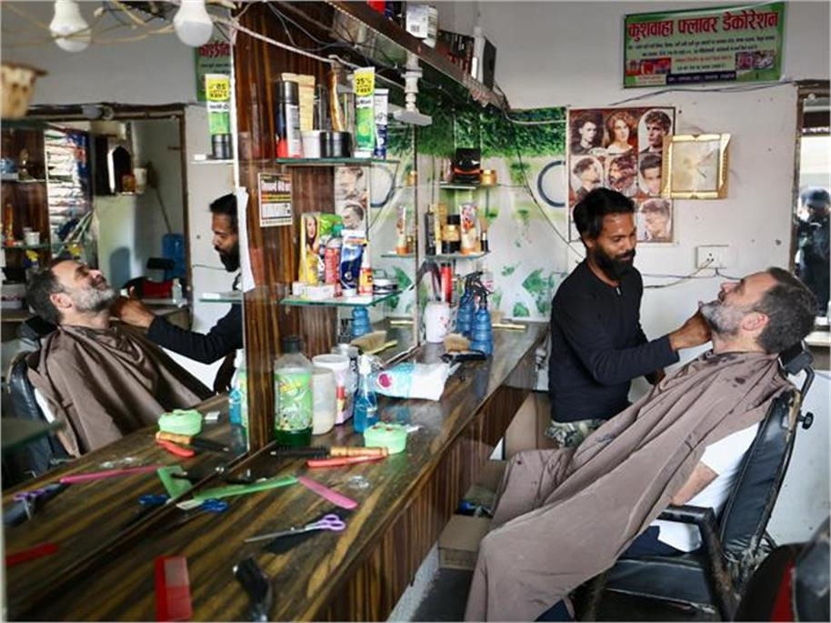 Lok Sabha Election 2024: रायबरेली में लोकल दुकान पर दाढ़ी सेट करवाते नजर आए राहुल गांधी, तस्वीरें वायरल