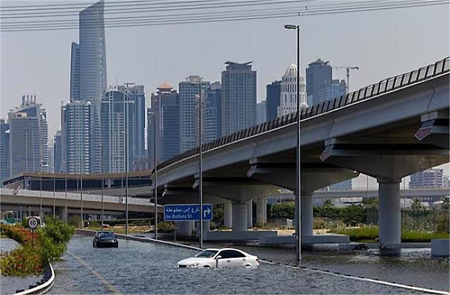 अबू धाबी में भारी बारिश के बाद डूब गए कई शहर, दुबई हवाई अड्डों ने जारी की एडवाइजरी