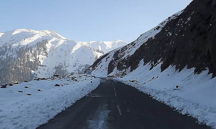 Gulmarg from Srinagar : श्रीनगर में बारिश, गुलमर्ग में बर्फ की चादर