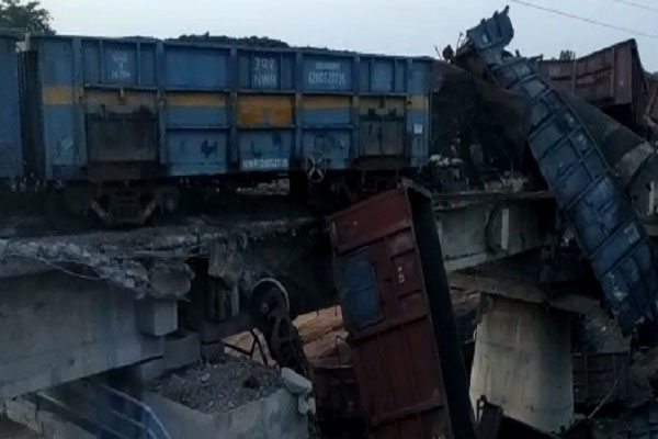अमरोहा में मालगाड़ी के 6 डिब्बे पटरी से उतरे, दिल्ली-लखनऊ को जोड़ने वालेदोनों रेलवे ट्रैक बंद
