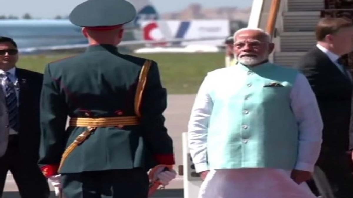 PM Narendra Modi In Russia : एयरपोर्ट पर दिया गया गार्ड ऑफ ऑनर, भारतीय PM के स्वागत में उमड़े लोग