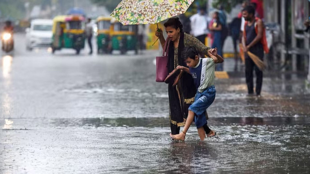 मॉनसून की बारिश में मुंबई पानी-पानी, कई जगह जलभराव, अगले 48 घंटे भारी