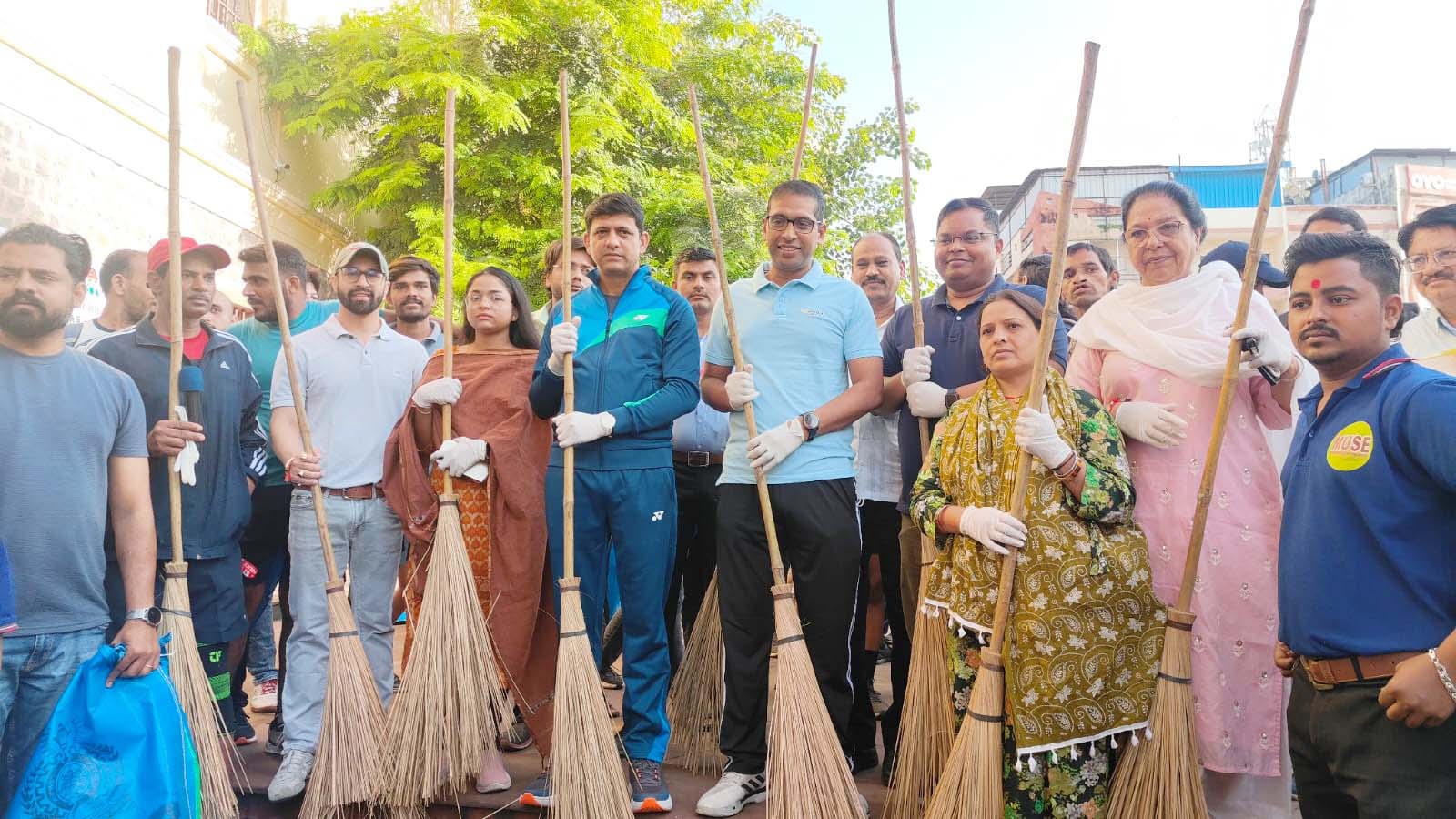 iNDORE : महापौर पुष्यमित्र भार्गव, कलेक्टर आशीष सिंह और निगम कमिश्नर शिवम वर्मा ने की सफाई