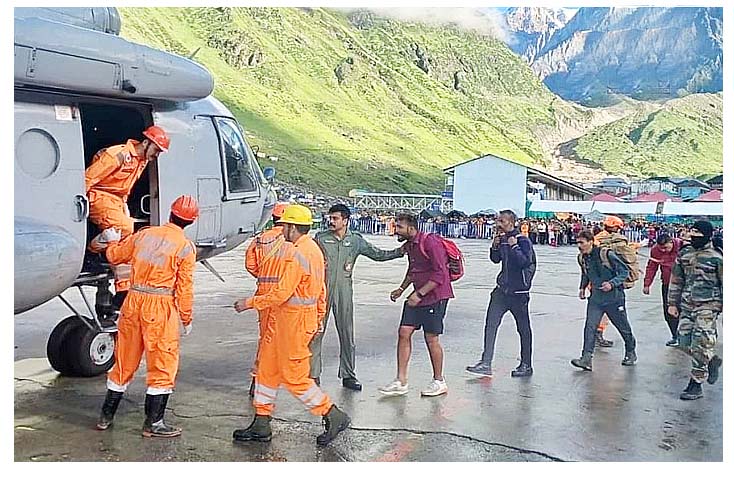 केदारनाथ में फंसे श्रद्धालुओं को सुरक्षित स्थान तक पहुंचा रहा चिनूक हेलीकॉप्टर