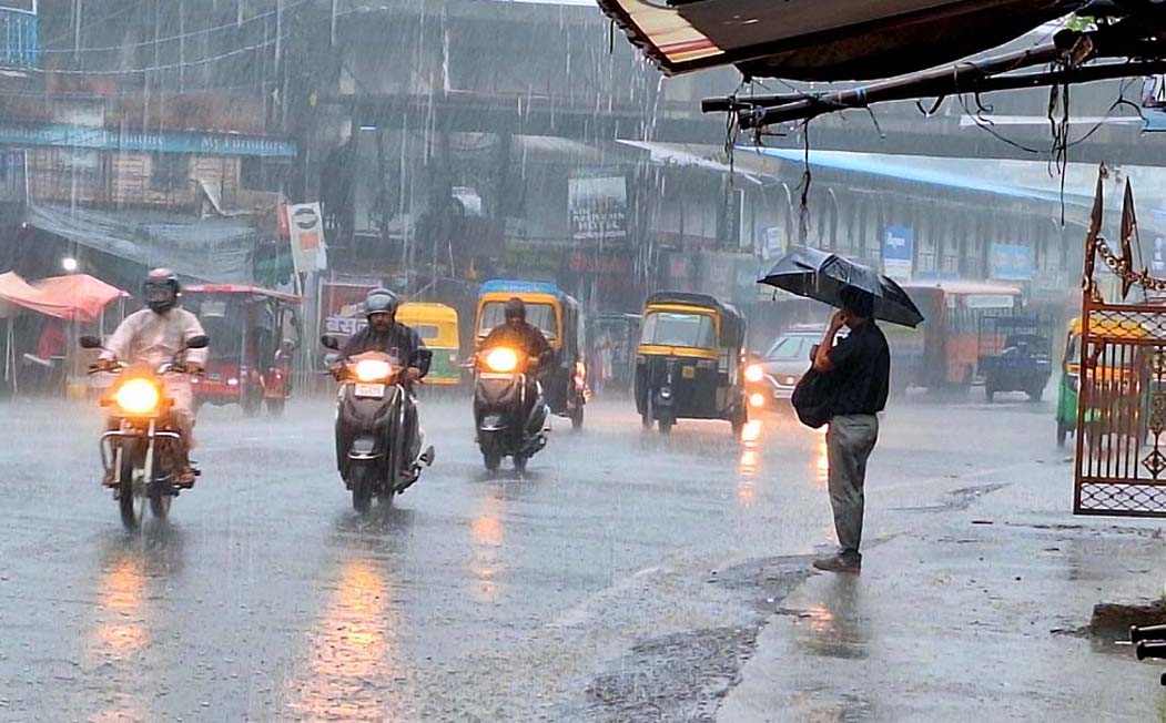 कई राज्यों में मौसम ने मचाई तबाही,कईयों के घर उजड़े तो कई गंवा चुके जान