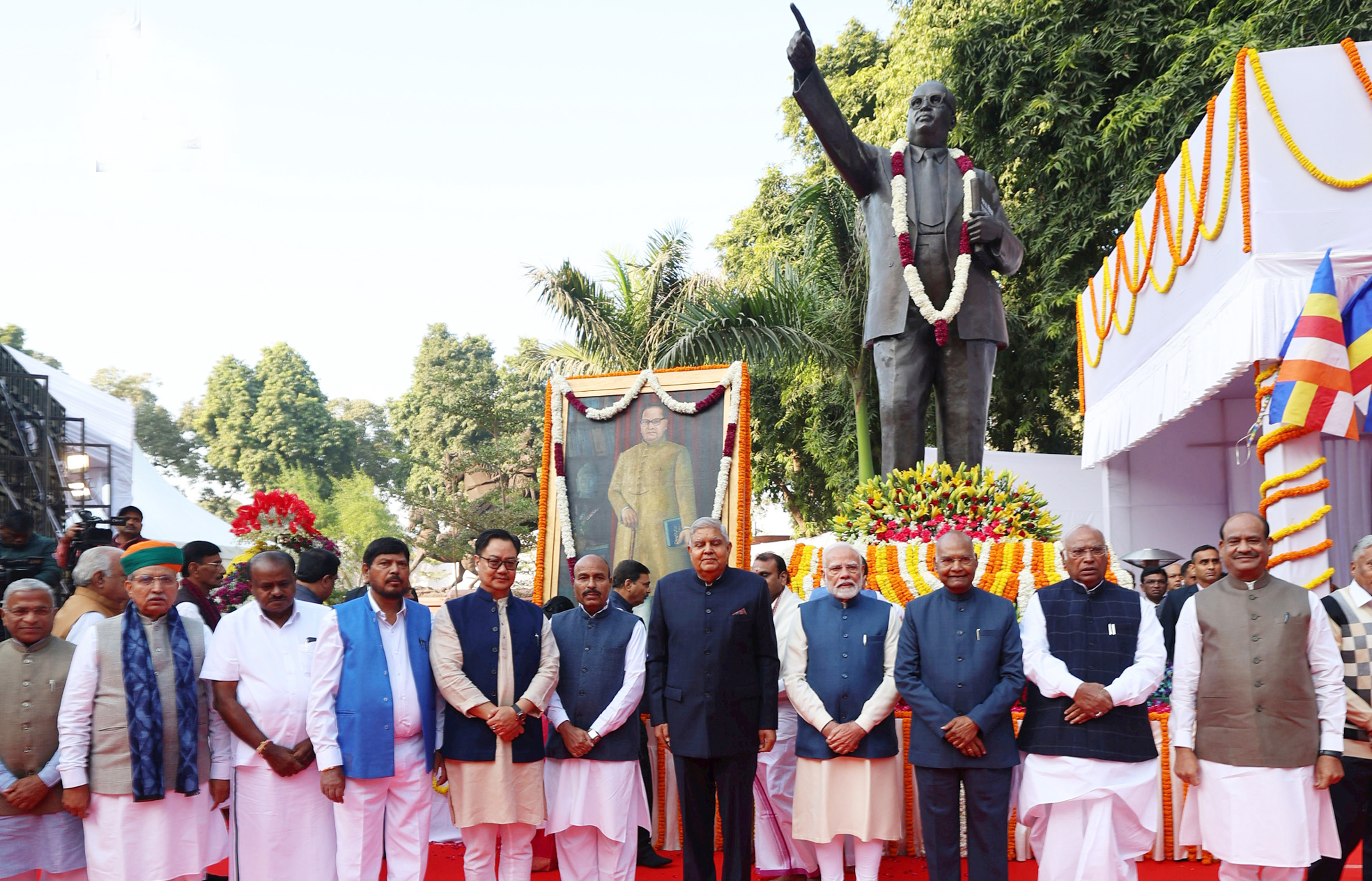 संसद का शीतकालीन सत्र : महापरिनिर्वाण दिवस पर संसद के लॉन में बाबासाहब आंबेडकर को दी गई श्रद्धांजलि