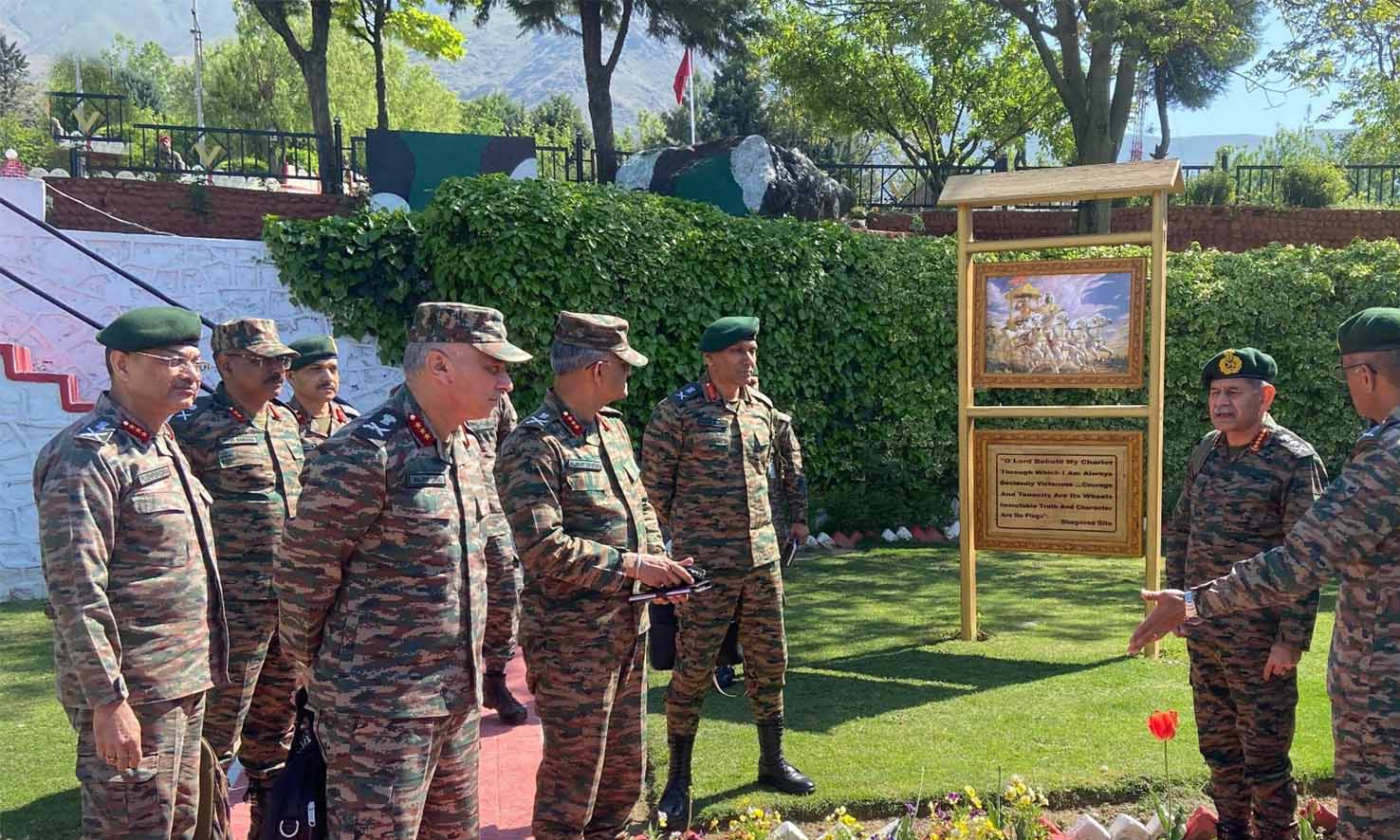 सेना प्रमुख द्विवेदी श्रीनगर पहुंच एलओसी के मौजूदा हालात की ली जानकारी