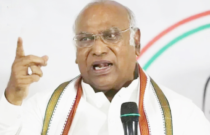 देश के स्वाभिमान पर हमला हो रहा है,आपको चुनावी भाषण सूझ रहा है-खड़गे