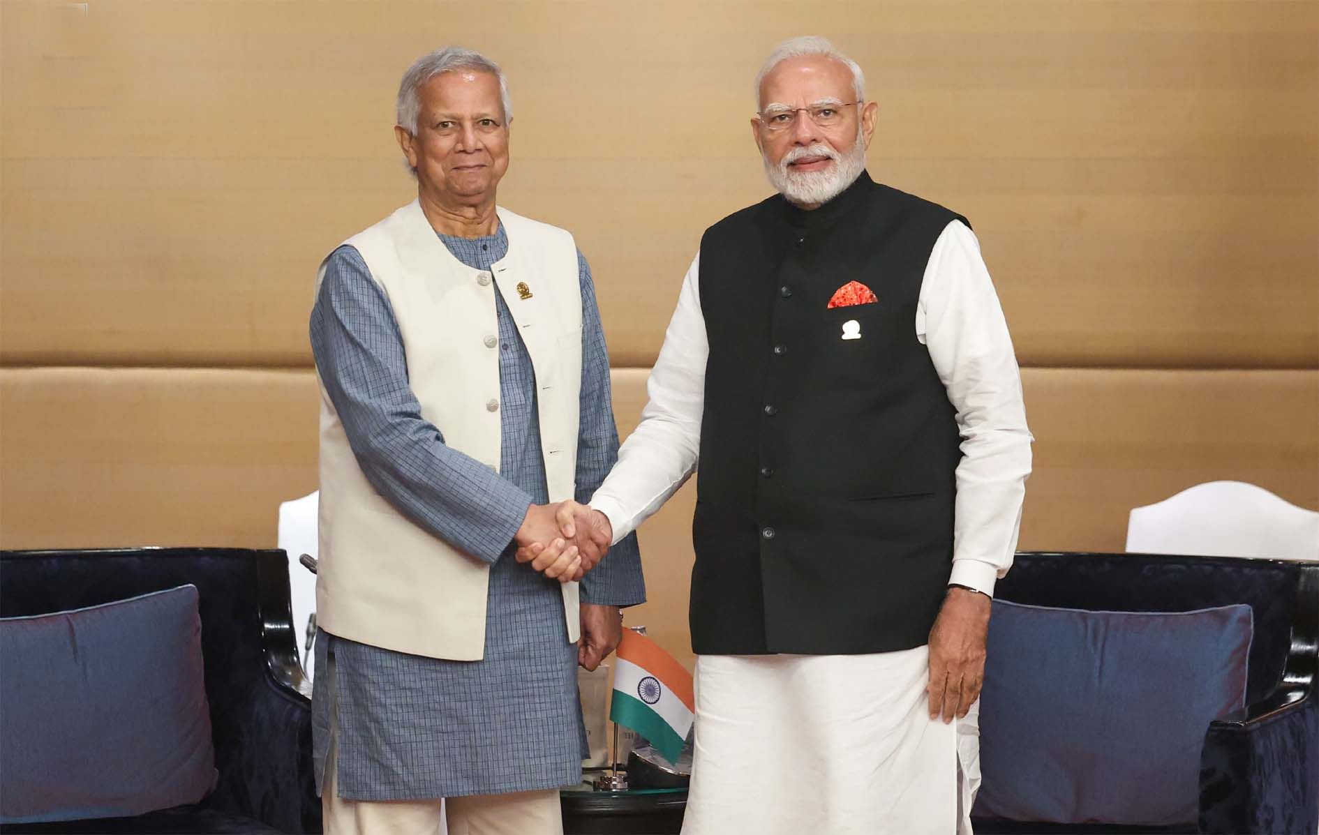 बेमन से मोहम्‍मद यूनुस से मिले पीएम मोदी, मेजबानी के लिए बांग्लादेश को शुभकामनाएं दी