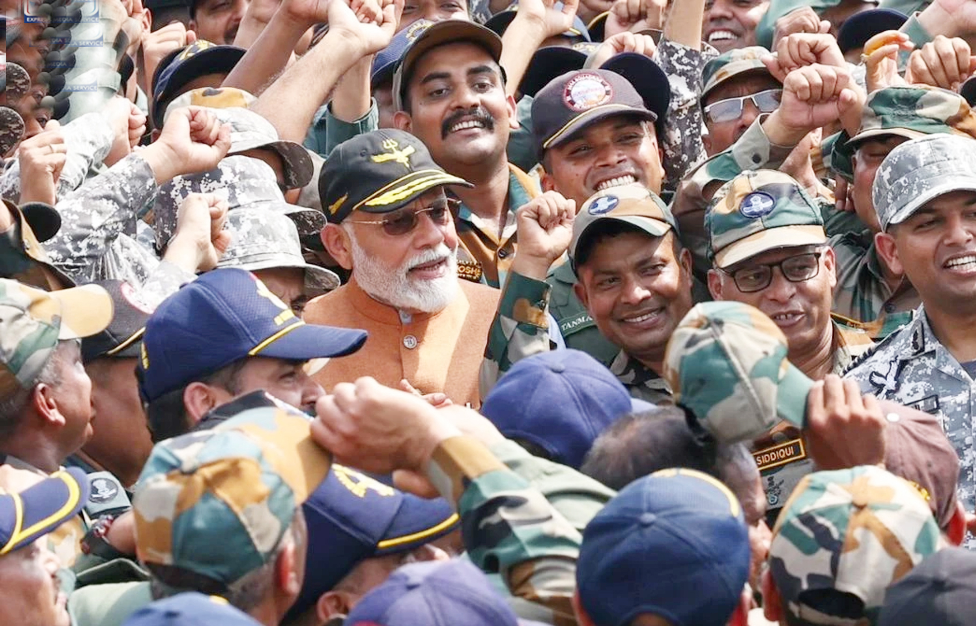 PM मोदी आदमपुर एयरबेस पहुंचे, जवानों में दिखा जोश; पाकिस्तान के झूठ से उठा पर्दा