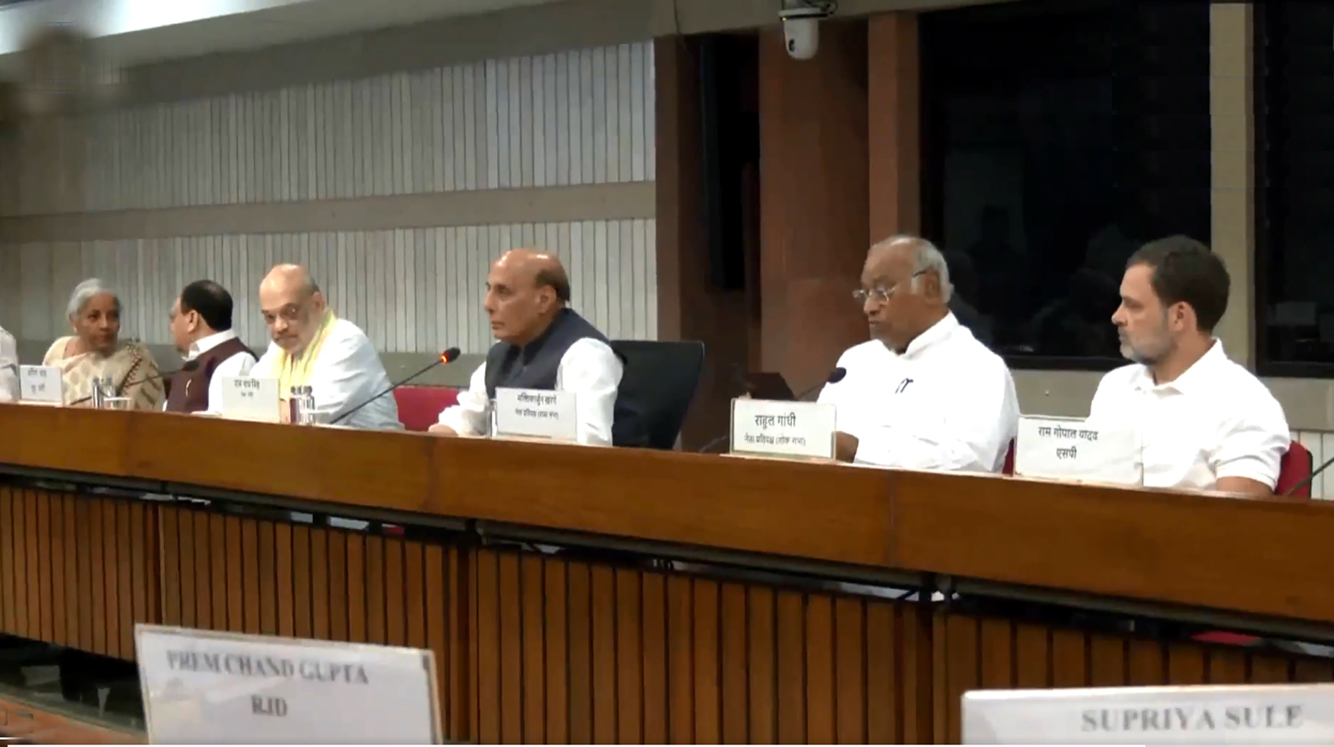 सर्वदलीय बैठक में रक्षा मंत्री का ऐलान…….ऑपरेशन सिंदूर अभी जारी