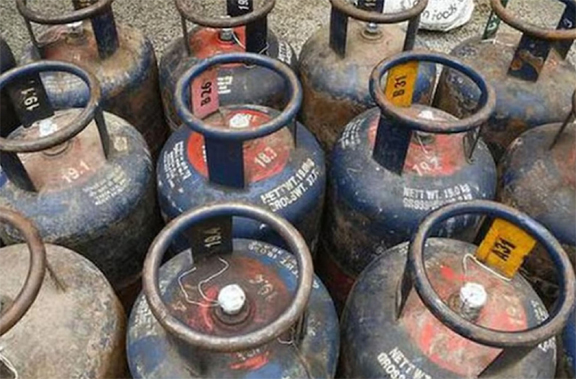 तेल कंप‎नियों ने कमर्शियल एलपीजी सिलेंडर के भाव 24 रुपये घटाये