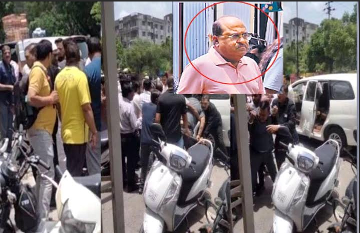 टैक्स चोर-गुटखा माफिया किशोर वाधवानी के साथ सरेआम सड़क पर हुई जमकर मारपीट