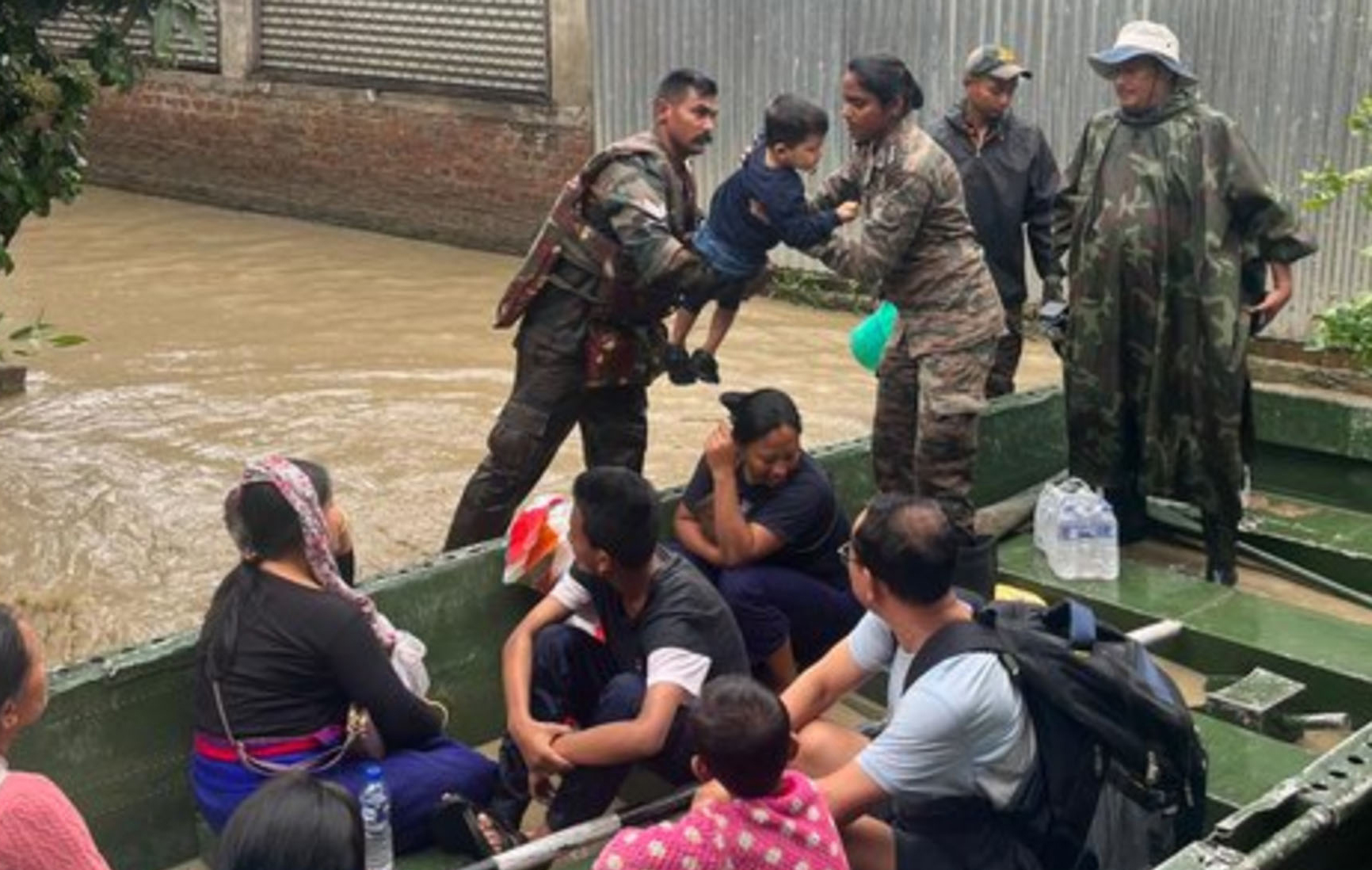 मणिपुर में बाढ़, प्रभावित इलाकों से सैकड़ों लोगों का किया रेस्क्यू
