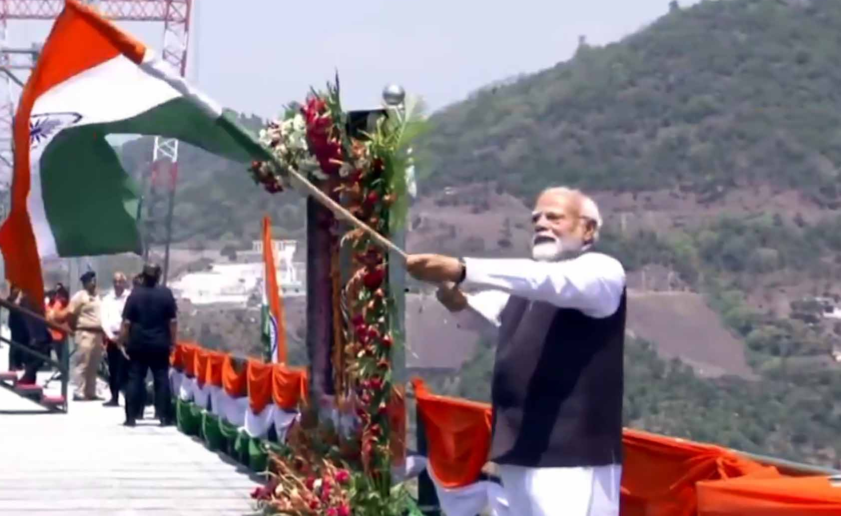 PM मोदी ने दुनिया के सबसे ऊंचे चिनाब ब्रिज पर लहराया तिरंगा