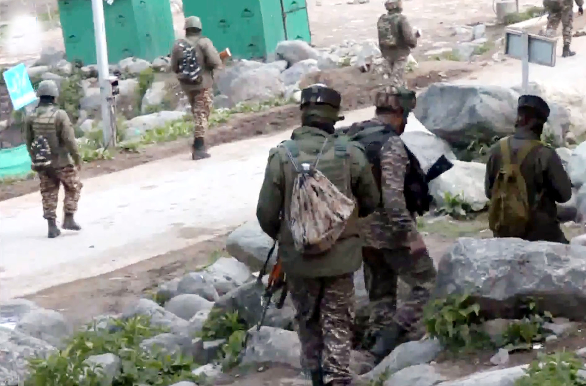 लश्कर के तीन आतंकवादी गिरफ्तार, हथियार भी बरामद