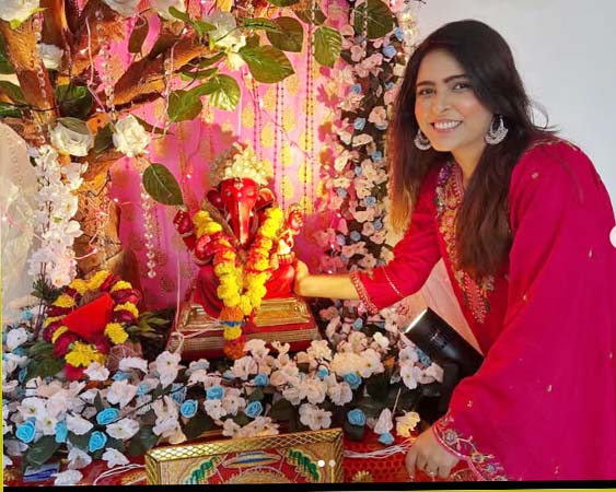 मधुरिमा तुली ने होम विसर्जन के बाद लालबागचा राजा में अपनी गणेश उत्सव यात्रा जारी रखी