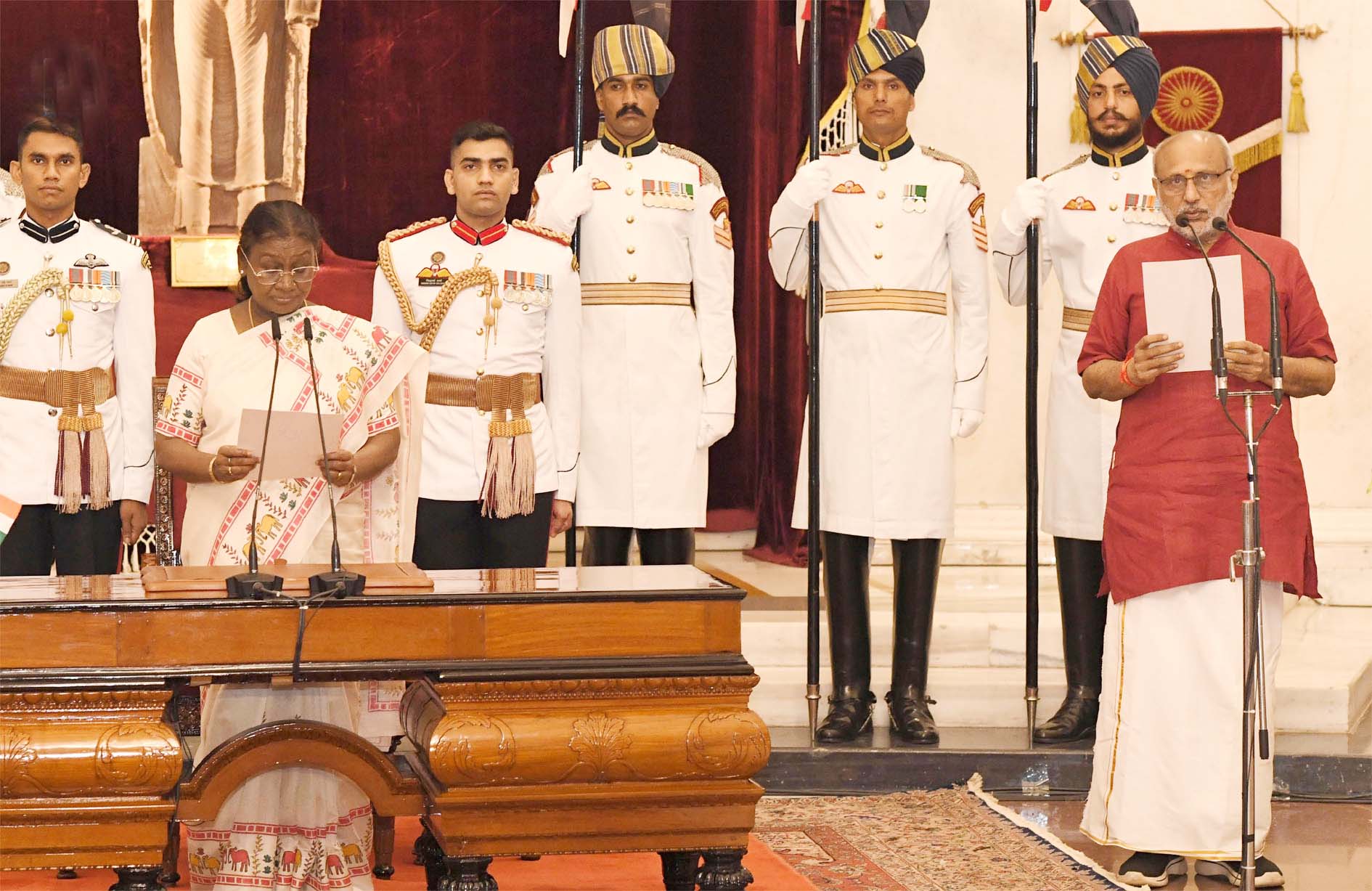 राष्ट्रपति मुर्मु ने देश के15वें उपराष्ट्रपति सीपी राधाकृष्णन को शपथ दिलाई