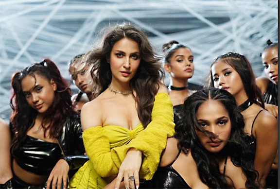 Elli AvrRam sets the internet on fire with her latest dance number ‘Zaar Zaar’!