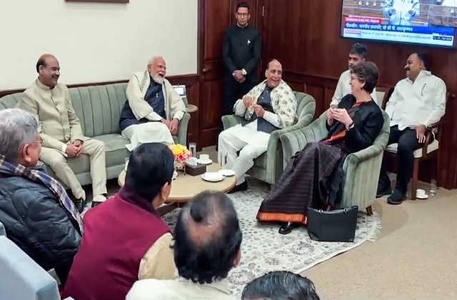 लोकतंत्र की खूबसूरत तस्वीर..PM मोदी और राजनाथ के साथ चाय पर चुस्की लेतीं प्रियंका गांधी वाड्रा