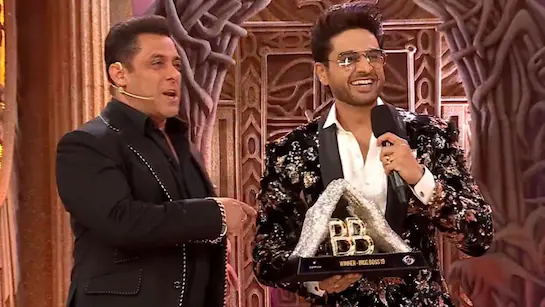 Bigg Boss 19 Winner: गौरव खन्ना ने जीती ट्रॉफी,  रनरअप रहीं फरहाना भट्ट