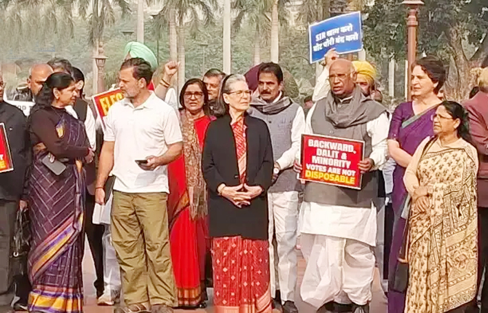 एसआईआर वापस लो और ‘प्रधानमंत्री सदन में आओ’ के लगे नारे