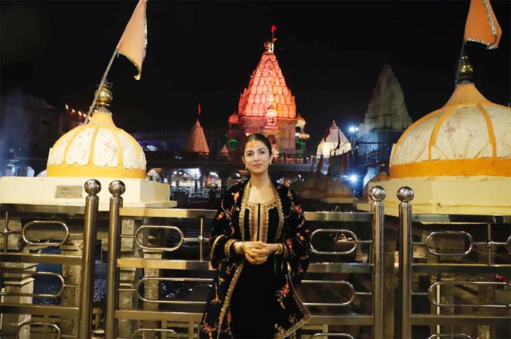 महाकाल की भक्ति में लीन हुईं निमरत कौर, भस्म आरती में शामिल होकर लिया बाबा का आशीर्वाद