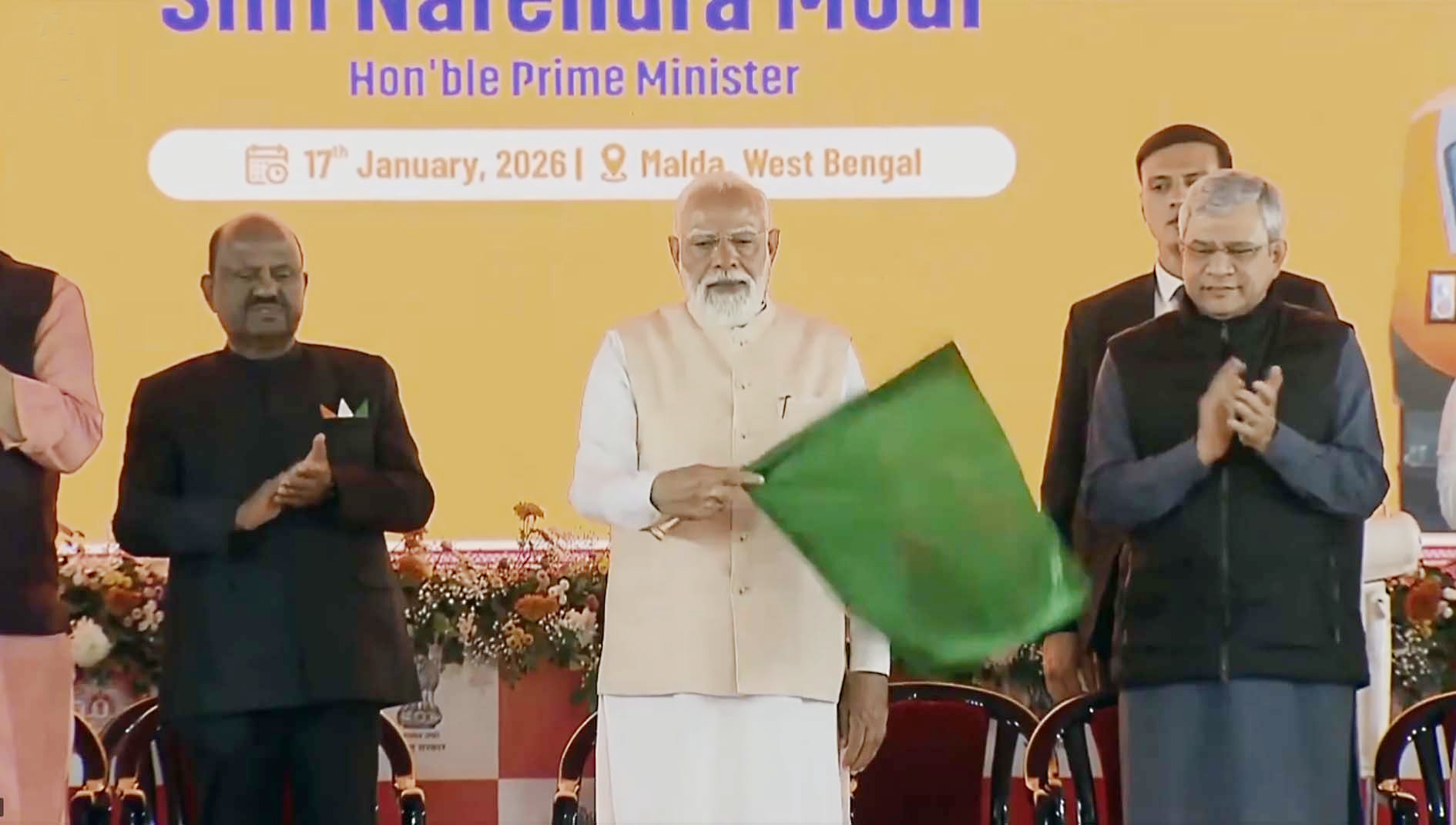 देश की पहली वंदे भारत स्पीकर ट्रेन शुरु….PM मोदी ने हरी झड़ी दिखाकर किया रवाना