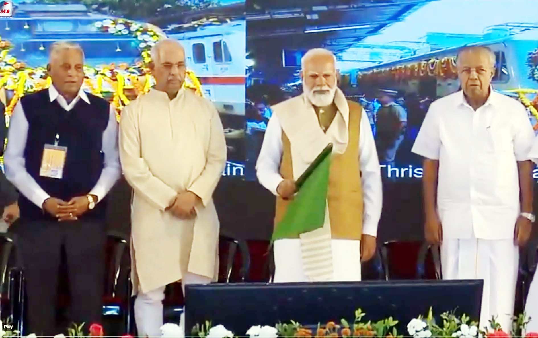 तिरुवनंतपुरम पहुंचे पीएम मोदी, चार ट्रेनों को दिखाई हरी झंडी, रोड शो भी किया